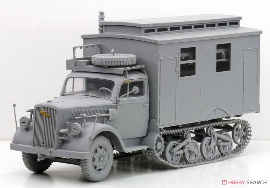 WWII Sd.Kfz.3 Maultier Ambulance w/Medical Troops & Wounded Infantry Figure (Plastic model) Item picture1