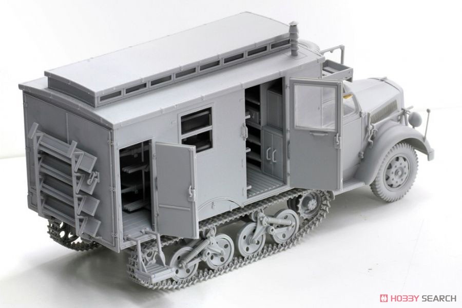 WWII Sd.Kfz.3 Maultier Ambulance w/Medical Troops & Wounded Infantry Figure (Plastic model) Item picture5