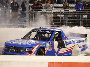 `ウイリアム・バイロン` #7 ヘンドリックカーズ.COM シボレー シルバラード NASCAR 2022 ブルーエミュー マキシマム・ペインリリーフ200 ウィナー (ミニカー)