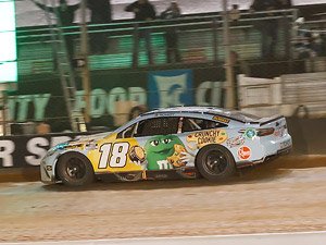 `カイル・ブッシュ` #18 M&M`S クランチ クッキー TOYOTA カムリ NASCAR 2022 フードシティ ダートレース ウィナー 【エリート】 (ミニカー)
