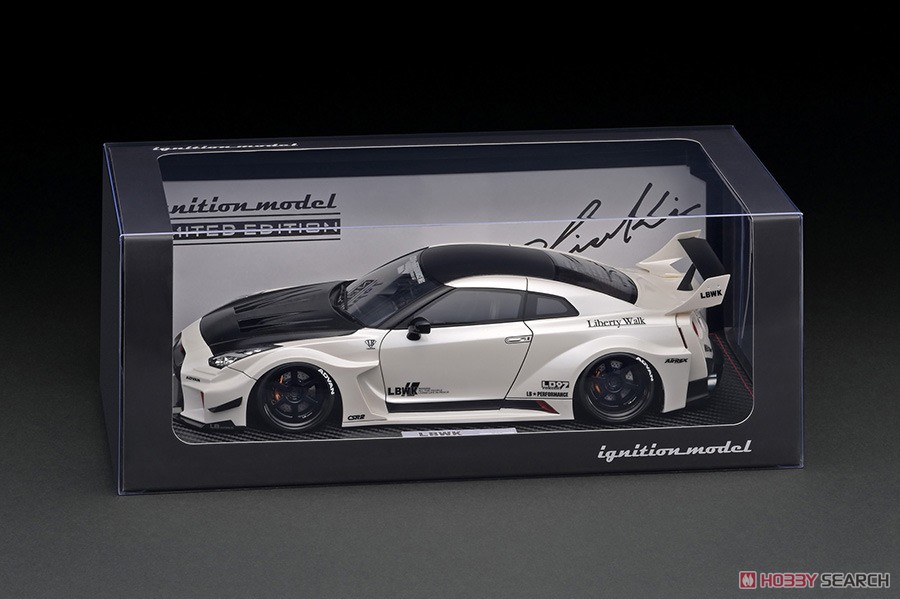 LB-Silhouette WORKS GT Nissan 35GT-RR White With Ms. Chisaki Kato (ミニカー) パッケージ1