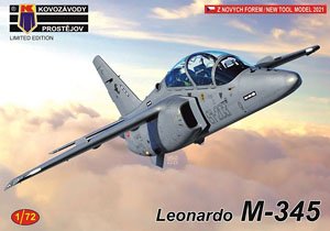 レオナルド M-345 ジェット練習機 (プラモデル)