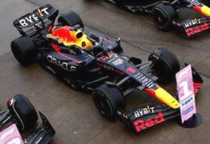 Oracle Red Bull Racing RB18 No.1 Oracle Red Bull Racing Winner Japanese GP 2022 2022 Formula One Drivers` Champion Max Verstappen (With No.1 and World Champion Board) (Diecast Car)