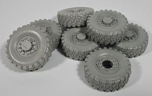MTVR M24 Road Wheels (Goodyear) (Plastic model)