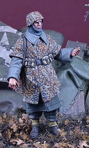 SS Soldier in Zeltbahn, Kampfgruppe Hansen, Ardennes 1944 (Plastic model)