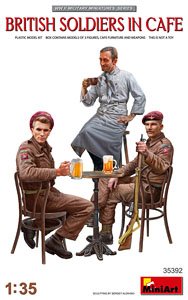 カフェのイギリス兵 フィギュア3体入 (プラモデル)