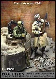 Soviet Soldier Look at the 8.8cm shell of the Tiger Tank 1943 (Set of 2) (Plastic model)