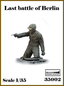 WWII ドイツ ベルリン最後の戦い＃2 拳銃を構える戦車兵 (1体入) (プラモデル)