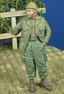 US Paratrooper Giving Chocolate Bar, 1944-45 (Plastic model)