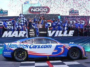 `カイル・ラーソン` #5 HENDRICKCARS.COM シボレー カマロ NASCAR 2023 NOCO 400 ウィナー (ミニカー)