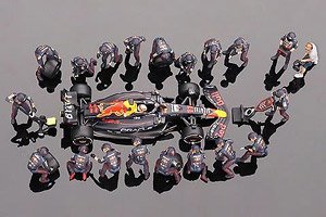 オラクル レッドブル レーシング RB18 2022 3位入賞車 #11 アブダビグランプリ Sergio Perez ピットクルーセット (ミニカー)