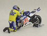 YAMAHA YZR-M1 V.ROSSI MOTO GP 2010 バレンシア フィギュア付き (ギフトボックス) (ミニカー)