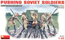 Pushing Soviet Soldiers (5pcs) (Plastic model)
