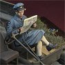 WWII 英 新聞を読む婦人補助空軍(WAAF)女性兵士 (プラモデル)