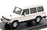 Mitsubishi Pajero Estate Wagon XL (1988) Sofia White / Solid Black (Diecast Car)