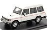 MITSUBISHI PAJERO ESTATE WAGON XL (1988) ソフィアホワイト/ソリッドブラック (ミニカー)