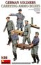 German Soldiers Carrying Ammo Boxes (Set of 5) (Plastic model)