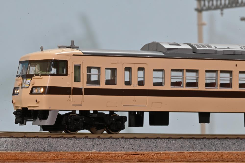 [閉じる]
16番(HO) 国鉄 117系近郊電車 (新快速) セット (6両セット) (鉄道模型) KATOMIX さんからの投稿